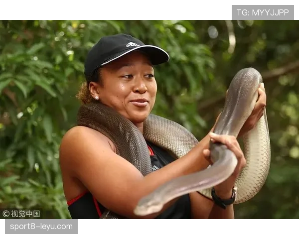 娜奥米·大阪这身打扮把球馆当T台了，出门那几件奢侈品我都数不过来